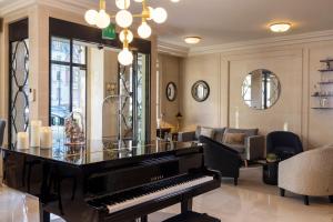 巴黎班维勒酒店的一间钢琴客房和一间带沙发的客厅
