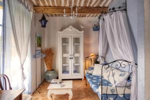 EygaliersMas en Baronnies Provençales的一间卧室配有一张床、一张桌子和一个窗户。