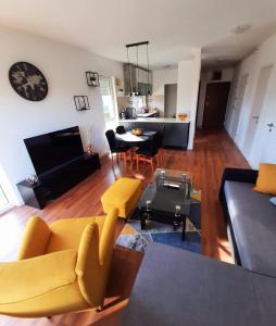 萨格勒布Apartman EVA ZAGREB的客厅配有沙发和桌子