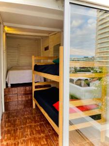 Atlantic Hostel Punta del Este客房内的一张或多张床位