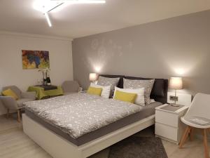 伯格斯塔特Gästezimmer-Apartment Heidi Hönl的一间卧室配有一张带黄色枕头的大床