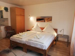 达姆施塔特Apart-1-OG-Nr2的一间卧室配有带白色床单和枕头的床。