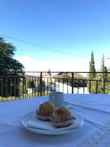 莫纳奇尔Villa Jazmín的桌子上带两个甜甜圈的盘子,带杯