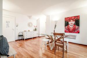 门德里西奥Salorino Apartments by Quokka 360 - with a view of nature的一间设有桌子和墙上绘画的用餐室