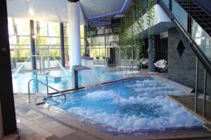 艾克斯莱班阿德尔菲亚码头酒店及Spa的一座建筑物内带喷泉的游泳池