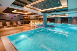 科帕奥尼克Gorski Hotel & Spa的一座带椅子的大型游泳池