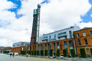 都柏林Generator Dublin的一座大型砖砌建筑,上面有钟楼