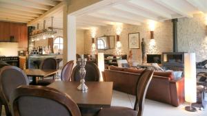 Pontlevoy圣艾洛住宿加早餐旅馆的一间带沙发和桌椅的餐厅