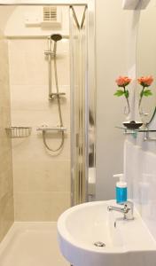 沃里克沃里克金斯赫德酒店的白色的浴室设有水槽和淋浴。