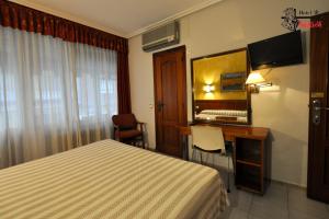 萨拉曼卡阿拉贡酒店的酒店客房配有一张床和一张带镜子的书桌