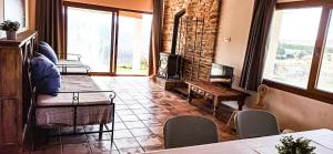 PeguerinosCasas Rurales en Peguerinos (P.N. del Guadarrama)的客厅配有沙发和桌子