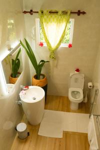 拉迪格岛Villa Charette-Self Catering Villas的一间带水槽和卫生间的浴室以及窗户。