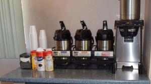 伯里亚Red Roof Inn Berea的搅拌机旁的柜台上的咖啡壶