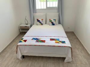 卡宴Kasentof的卧室配有一张带白色床单和枕头的大床。