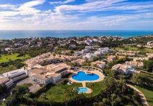 卡武埃鲁Casa Atlantida Golfemar的享有度假胜地的空中景致,设有游泳池和海洋
