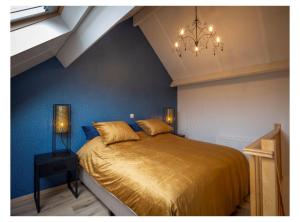 OverpeltB&B De Floreffe的一间卧室配有一张床和一个吊灯