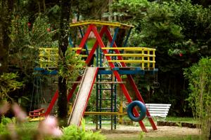 帕拉蒂Villas De Paraty的公园里一个带五彩缤纷滑梯的游乐场