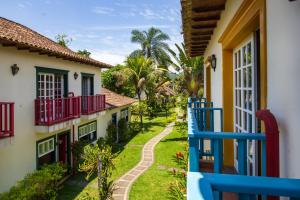 帕拉蒂Villas De Paraty的房屋的阳台享有风景。