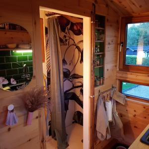 谬克Zirbenholz Tiny House "Waldhauszeit" am See的小木屋内带淋浴的浴室