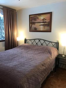 伊马特拉Villa Campari的一间卧室配有一张床、两盏灯和一个窗户。