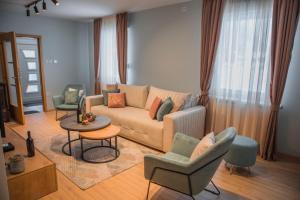 科拉欣Mountain angels的客厅配有沙发和两把椅子