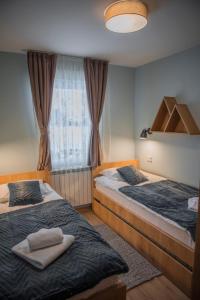 科拉欣Mountain angels的一间卧室设有两张床和窗户。