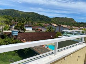 朱奎Casa charmosa Juquehy的从带游泳池的房屋阳台欣赏风景