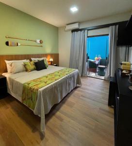 费尔南多 - 迪诺罗尼亚Pousada Júlio Grande的一间卧室设有一张床,享有海景
