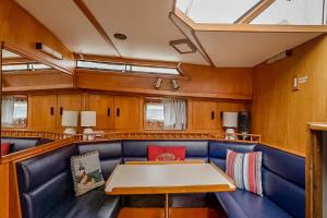 波士顿2BR Spacious & Comfy 43' Yacht - Heat & AC - On the Freedom Trail - Best Nights Sleep的一间设有一张火车车厢桌子的餐厅