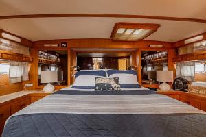 波士顿2BR Spacious & Comfy 43' Yacht - Heat & AC - On the Freedom Trail - Best Nights Sleep的一间卧室,船上配有一张大床