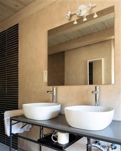 特拉马卡斯蒂利亚埃尔巴丹酒店的浴室设有2个水槽和镜子