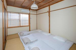 京都Kyoto Yorokobu Inn / Vacation STAY 9506的小房间设有两张床和窗户