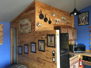 CongressKMJ Rentals的厨房设有带冰箱的木墙