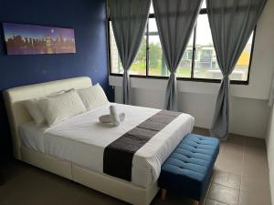古晋Cassia Inn Kuching的一间卧室,床上有泰迪熊