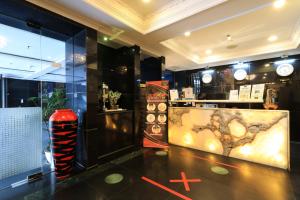 雅加达Coins Hotel Jakarta的一间设有红色和黑色柜台的餐厅