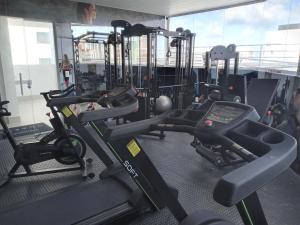 若昂佩索阿Espetacular Flat em Miramar 2的健身房设有数台跑步机和机器