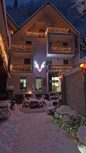 博尔若米Borjomi UnderWood的雪上标有标志的建筑