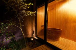 京都Rinn Hanayacho Asagiri的以及1间带浴缸和淋浴设施的浴室。