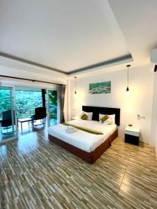 考索Khaosok Good view Resort - SHA PLUS的一间卧室设有一张大床和一个大窗户