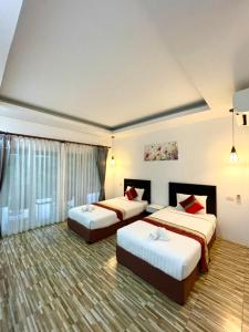 考索Khaosok Good view Resort - SHA PLUS的一间酒店客房,房间内设有两张床