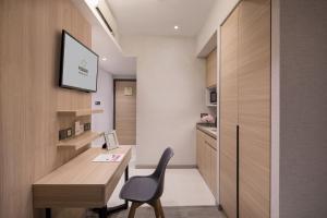 香港香港亚士厘名致公寓酒店的一个带桌子和椅子的家庭办公室