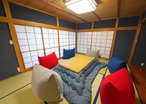 箱根Villa Liberte Hakone Gora的一间配备有桌椅的房间
