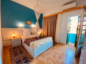 卢克索厄尔尼诺杰济拉酒店 的一间卧室配有一张蓝色墙壁的床