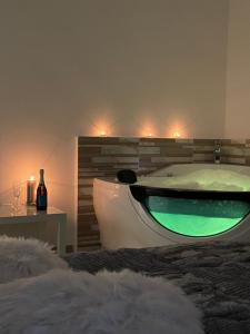 巴里La chicca sul mare的一间带浴缸的卧室,配有绿色游泳池