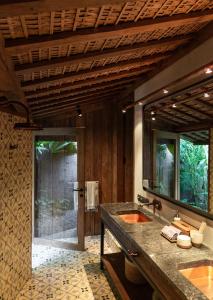 乌鲁瓦图The Asa Maia - Adults Only Resort的一间带两个盥洗盆和大镜子的浴室