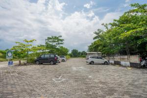 邦加槟港邦加城市酒店 的停在停车场的一群汽车