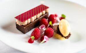约翰内斯堡撒克逊Spa别墅酒店 的一块巧克力甜点,白盘上放浆果