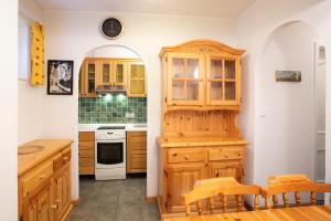 克拉尼斯卡戈拉Apartments Baki Kranjska Gora的厨房配有木制橱柜和桌椅