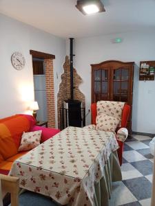 查兹拉德拉谢拉Casa Monte Los Peñasquitos的客厅配有桌子和沙发