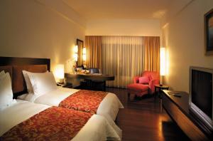 吉隆坡吉隆坡宴宾雅酒店的酒店客房配有一张床、一张书桌和一台电视。